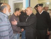 محافظ السويس وقيادات الأمن يؤدون واجب العزاء فى السويركى شهيد حادث مسجد الروضة