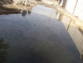 فيديو وصور.. مياه الصرف تحاصر قرية النهضة بالفرافرة وتهدد منازلها بالانهيار