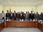 محافظ الشرقية و مجلس أمناء العاشر يقفون دقيقة حداد على أرواح شهداء الروضة