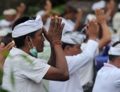 صور.. مئات الإندونيسيين يؤدون الصلاة بعد ثوران بركان أجونج