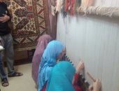 صور وفيديو.. فتيات بنى سويف يتحدين البطالة ويعملن فى إنتاج السجاد اليدوى