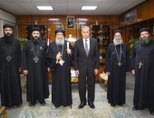 محافظ قنا يستقبل وفد الكنيسة لتقديم العزاء فى حادث شهداء الروضة