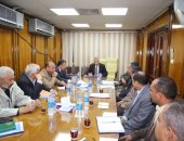 محافظ قنا يناقش الموقف التنفيذى لمشروعات تطوير العشوائيات