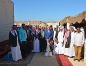 صور.. محافظ جنوب سيناء يجتمع بشباب وأهالى قرية الوادى لحل مشاكلهم 