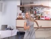"لو أنت معلم ارقص زيها".. شاهد فتاة روسية ترقص بالسيف بمهارة فائقة