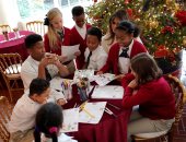 صور.. ميلانيا ترامب تستقبل أطفال مدارس الحرف اليدوية فى البيت الأبيض