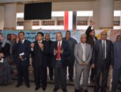 رئيس جامعة أسيوط يشارك الطلاب الوقوف حداداً على أرواح شهداء مسجد الروضة