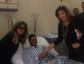 صور.. وفد فنى يزور مصابى حادث مسجد الروضة الإرهابى بمعهد ناصر