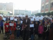 طالبات مدرسة الأقباط بطنطا يرفعن لافتات منددة بالارهاب بعد حادث مسجد الروضة