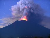 صور.. تمديد إغلاق مطار بالى بإندونيسيا بسبب ثوران بركان جبل جونج أجونج
