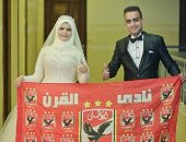 محب للأهلى يشارك بصور حفل زفافه مع علم النادى