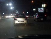 سيارة بدون لوحات معدنية تسير فى محور جوزيف تيتو بمصر الجديدة