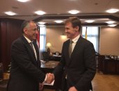 السفير البريطانى مازحاً : "خرزة زرقا" بعد زيادة الصادرات والاحتياطى النقدى المصرى