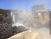 إزالة 10 حالات تعدى على الأراضى الزراعية بمشروع غرب طهطا