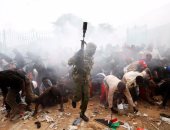صور.. الشرطة الكينية تطلق الغاز المسيل لتفريق متظاهرين ضد تنصيب الرئيس