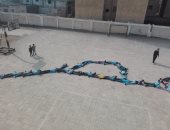 صور.. طلاب مدرسة بأولاد صقر فى الشرقية يكتبون كلمة "مصر" بأجسادهم 