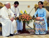 صور.. بابا الفاتيكان يلتقى زعيمة ميانمار أونج سان سوتشى لبحث أزمة الروهينجا