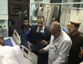 رئيس جامعة المنصورة يزور الطالب المصاب فى أحداث مسجد الروضة بمستشفى الطوارئ