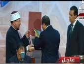 وزير الأوقاف يهدى السيسي المصحف الشريف فى احتفالية المولد النبوى