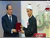 الرئيس السيسي يكرم عددا من العلماء وشباب الأئمة باحتفالية المولد النبوى