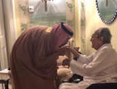 صور.. الملك سلمان يقبل يد شقيقه الأكبر طلال خلال عزاء شقيقتهما مضاوى