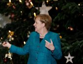 صور.. ميركل تتلقى 3 أشجار هدية لتزين مقر المستشارية احتفالا بالكريسماس