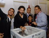 صور وفيديو ..حسام غالى يدلى بصوته فى انتخابات الأهلى.. صور