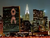 اليوم العالمى للإيدز.. إضاءة الأمانة العامة للأمم المتحدة بألوان الشريط الأحمر