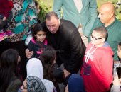 أعضاء الأهلى يلتقطون "سيلفى" مع الخطيب داخل النادى