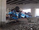 قارئ يشارك بانقلاب سيارة نقل محملة بالطوب أسفل الطريق الدائرى فى باسوس