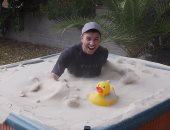 مفيش مستحيل..باستخدام نظريات فيزيائية مهندس فضائى يصمم حمام سباحة من الرمال