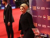 فيديو.. حدادا على شادية.. نجمات الفن بفساتين سوداء على السجادة الحمراء لختام القاهرة