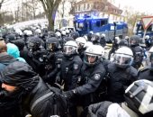 صور.. اشتباكات بين الشرطة الألمانية ومتظاهرين ضد مؤتمر لحزب البديل اليمينى
