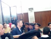 فيديو وصور.. المحكمة بقضية "فض رابعة" تسمح لباسم عودة بلقاء أسرته بحرم المنصة