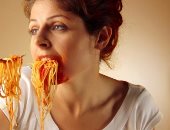 هل هناك علاقة بين الأكل والاكتئاب؟