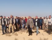 محافظ شمال سيناء يزور منازل الروضة ويعاين موقع إنشاء قرية الروضة الجديدة