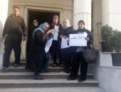 وقفة للمحاميات على سلالم نقابتهن حدادا على شهداء مسجد الروضة