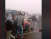فيديو.. تداول لحظة اصطدام سيارة ميكروباص بالمواطنين فى طريق الإسكندرية 