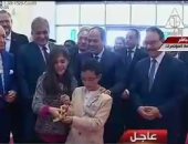الرئيس السيسي يقدم الأطفال لقص شريط افتتاح معرض "كايرو أى سى تى"