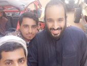 صور وفيديو.. محمد بن سلمان يلتقط سيلفى مع شباب فى مدينة "العلا" بالسعودية