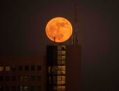 أول قمر عملاق فى 2025 يزين سماء مصر والوطن العربى اليوم