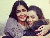 غادة عبد الرازق تنشر صورتها بصحبة مى عز الدين وتعلق "بموت فيكى"