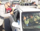 صور.. مدير أمن السويس يقود حملة أمنية ويضبط سيارات مخالفة