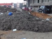 صور.. تراكم مخلفات الحفر تسبب فى انتشار الحشرات فى المظلات