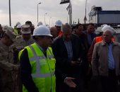 فيديو وصور.. إبراهيم محلب ومحافظ بورسعيد يتفقدان مشروع محور 30 يونيو