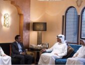 صورة ..محمد بن زايد يعزى نجل على عبد الله صالح بمقر إقامته فى أبو ظبى