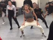 شاهد.. هيدى كلوم تستعرض رشاقة جسدها وهى ترقص على أغنية مايكل جاكسون