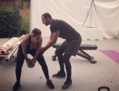 فيديو.. فرديناند يحاول تضخيم عضلات صديقته الحسناء بعد احترافه الملاكمة