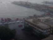 عامل يطالب بوقف حركة الملاحة فى ميناء بورسعيد حتى تحسن الطقس