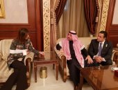 وزيرة الهجرة تلتقى محامى المواطن المصرى المعتدى عليه بالكويت